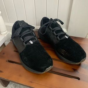 Men’s New Balance Cruz V2 Disney Mickey Mouse sneakers. Size 8.5